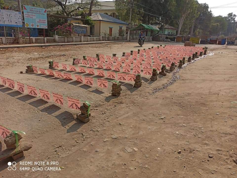 waiyanphyo282's tweet photo. ချောက်မြို့၊ ပြည်သူ့ဆေးရုံရှေ့ လူမဲ့သပိတ်

#WhatsHappeningInMyanmar 
#Feb17Coup https://t.co/UccENmnyOF