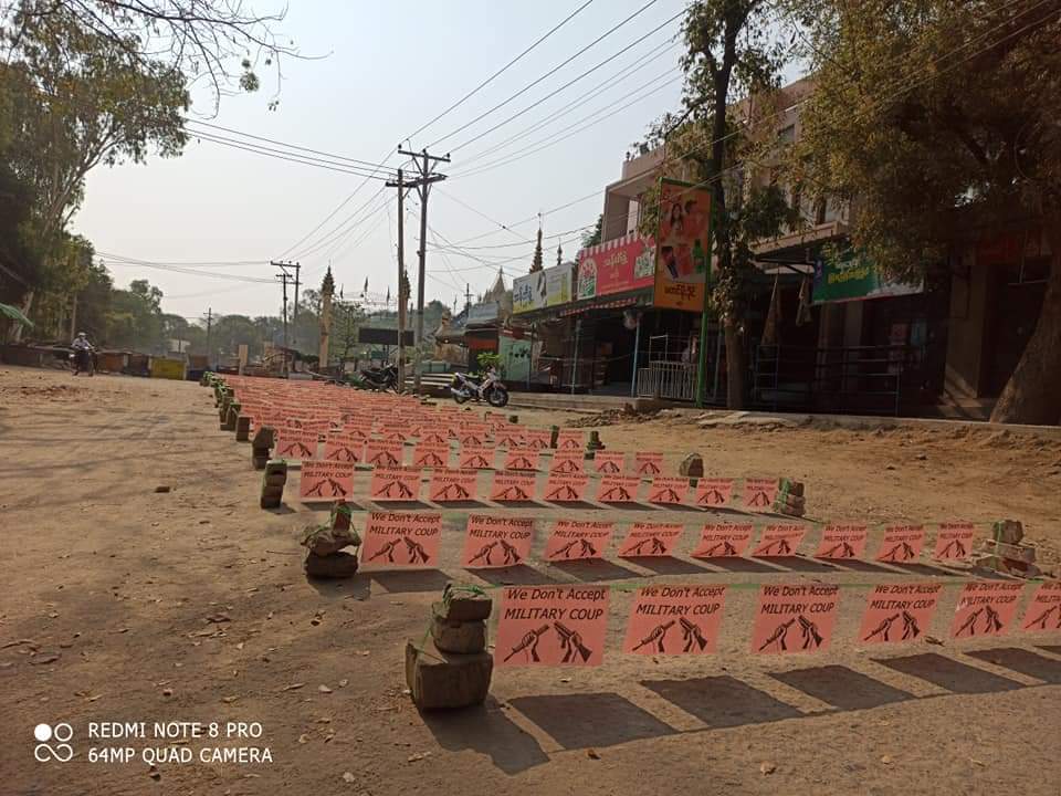 waiyanphyo282's tweet photo. ချောက်မြို့၊ ပြည်သူ့ဆေးရုံရှေ့ လူမဲ့သပိတ်

#WhatsHappeningInMyanmar 
#Feb17Coup https://t.co/UccENmnyOF