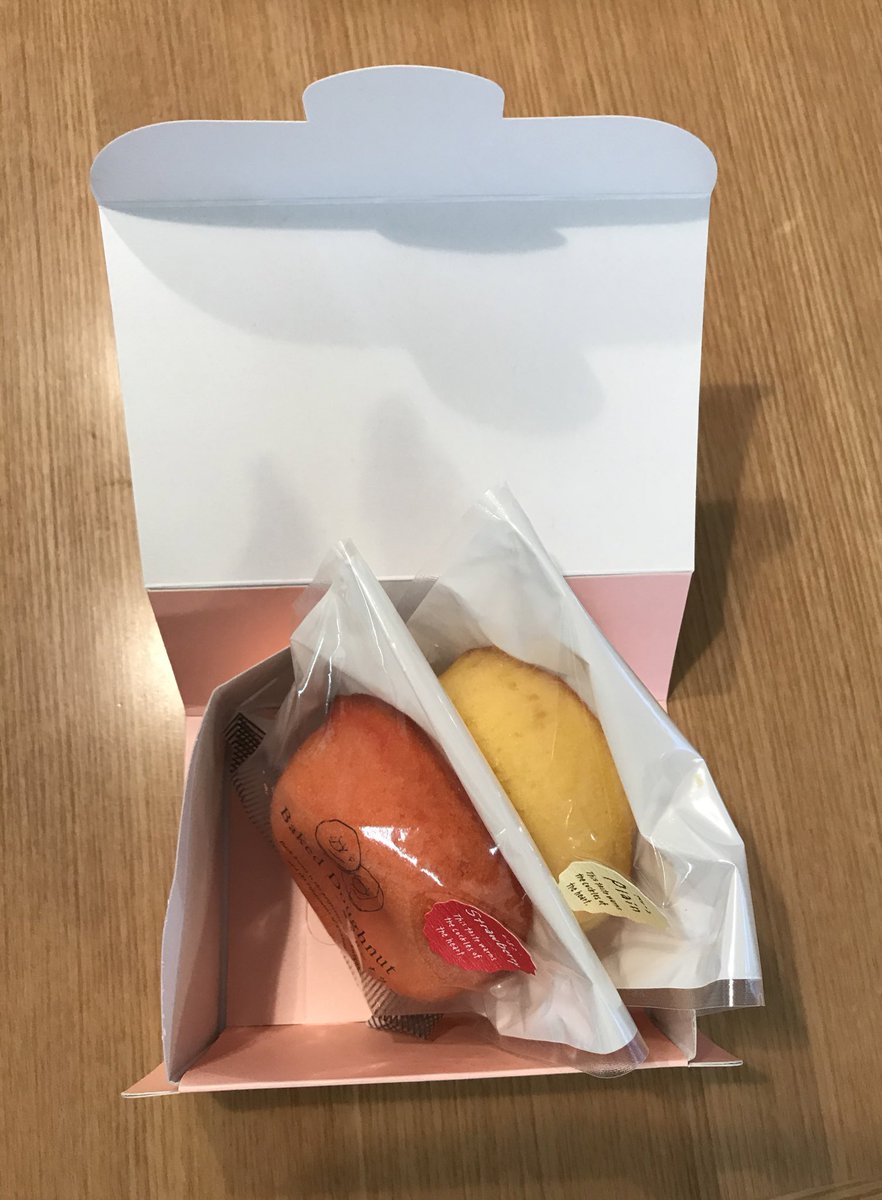今宿鮫 最近の卒業式は紅白饅頭の代わりに紅白ドーナツを配るんですね 餡子が苦手な息子は大喜びです