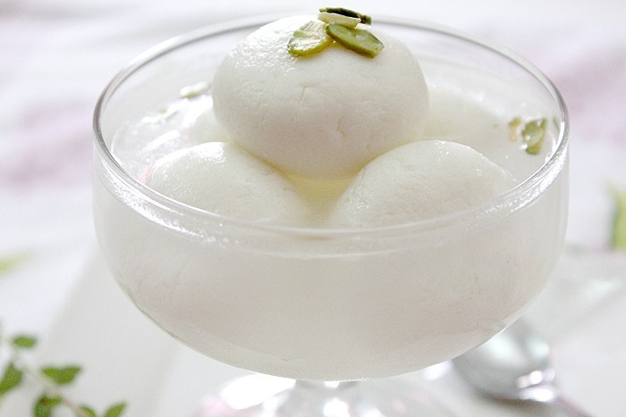 Kulwind73870210's tweet photo. Want a sponge rasgulla in your plate?🍽
Recipe is in description box
Follow it and make it at your own Home.
#recipe #delicioussweet #juicy #yummy #Indiansweetdish https://t.co/obhpHPcX2C