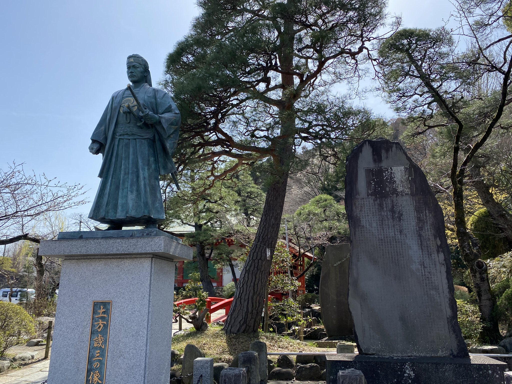 土方歳三資料館 歳三さんの銅像に並ぶ 殉節両雄之碑 近藤勇 土方歳三の顕彰碑で 題字 篆額 は會津の松平容保公が書いて下さいました 土方歳三資料館 歳三さんの銅像に並ぶ 殉節両雄之碑 近藤勇 土方歳三の顕彰碑で 題字 篆額 は會津の松平容保公が書いて下さいました