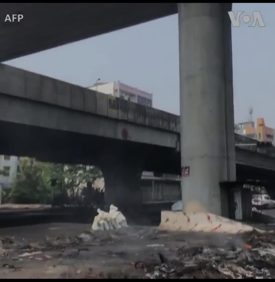 KyalSinLinOo4's tweet photo. Protesters blocked the bridge from downtown Yangon to Hlaing Thar Yar with barricades.  Protesters in Hlaing Tharyar declared dead in recent days.

RESTORE MOBILE DATA

 #WhatsHappeningInMyanmar
#Mar17Coup https://t.co/8IWDGepPWc