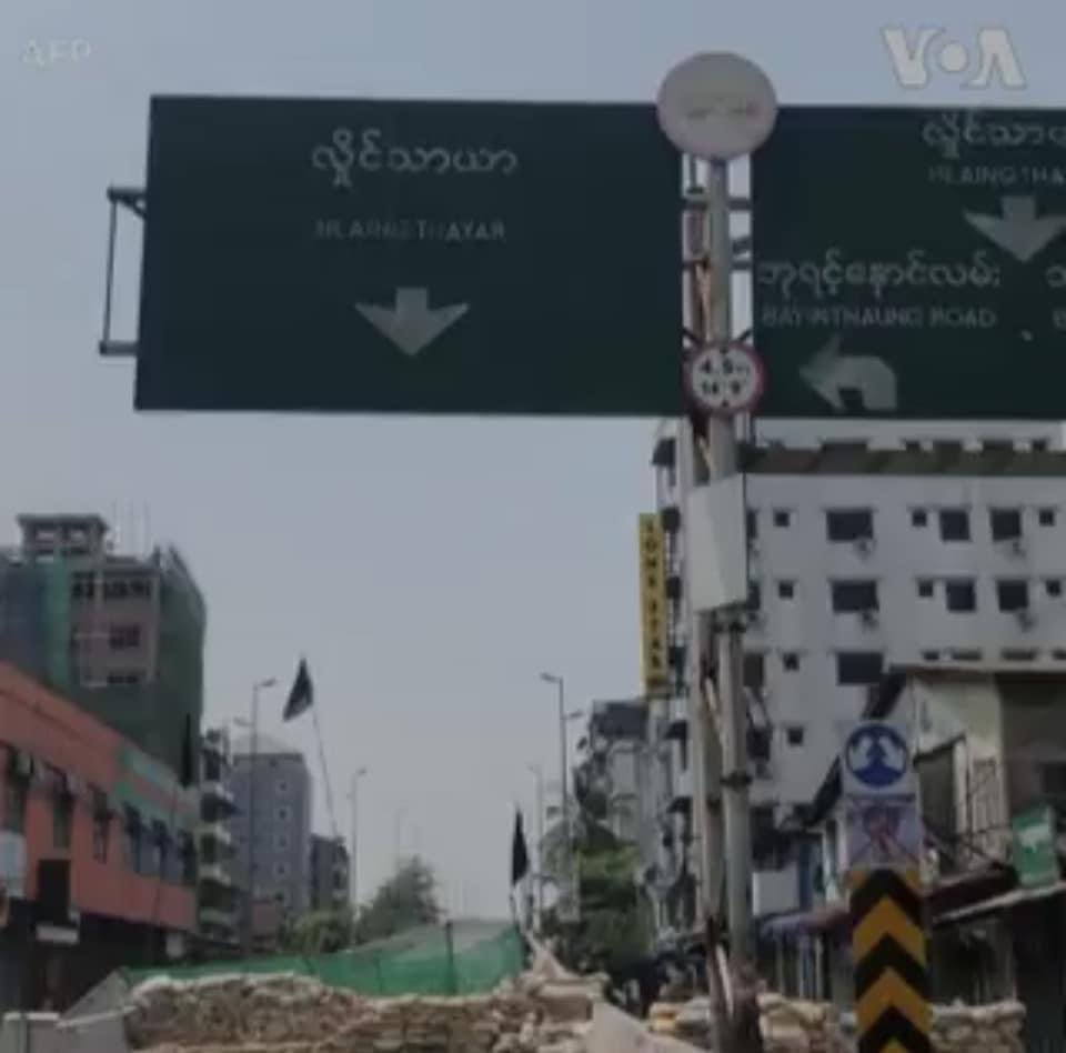 KyalSinLinOo4's tweet photo. Protesters blocked the bridge from downtown Yangon to Hlaing Thar Yar with barricades.  Protesters in Hlaing Tharyar declared dead in recent days.

RESTORE MOBILE DATA

 #WhatsHappeningInMyanmar
#Mar17Coup https://t.co/8IWDGepPWc