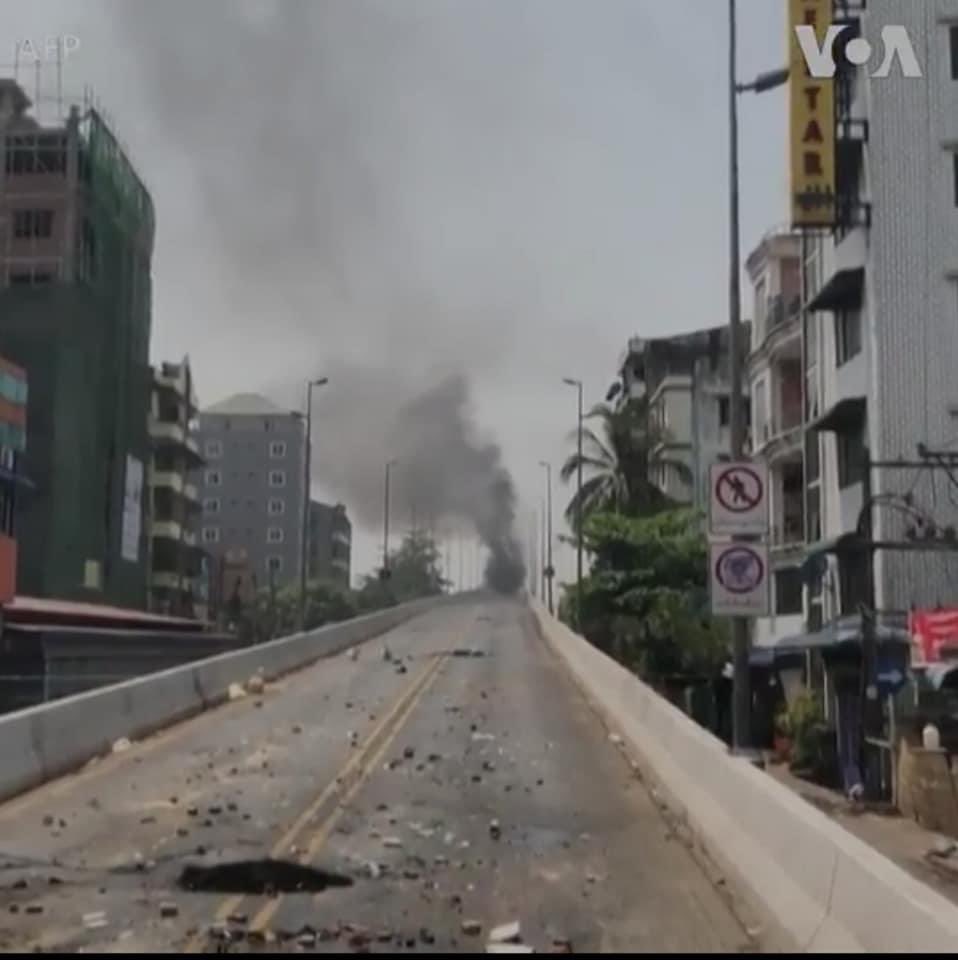 KyalSinLinOo4's tweet photo. Protesters blocked the bridge from downtown Yangon to Hlaing Thar Yar with barricades.  Protesters in Hlaing Tharyar declared dead in recent days.

RESTORE MOBILE DATA

 #WhatsHappeningInMyanmar
#Mar17Coup https://t.co/8IWDGepPWc