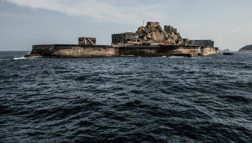 The Battleship Island

عن 400 شخص يخاطرون بحياتهم
للهرب من جزيرة اجبروا على العمل فيها.

فيلم متعوب عليه من ناحية التصوير
والمؤثرات والقصة حقيقية 👌🏻🔥