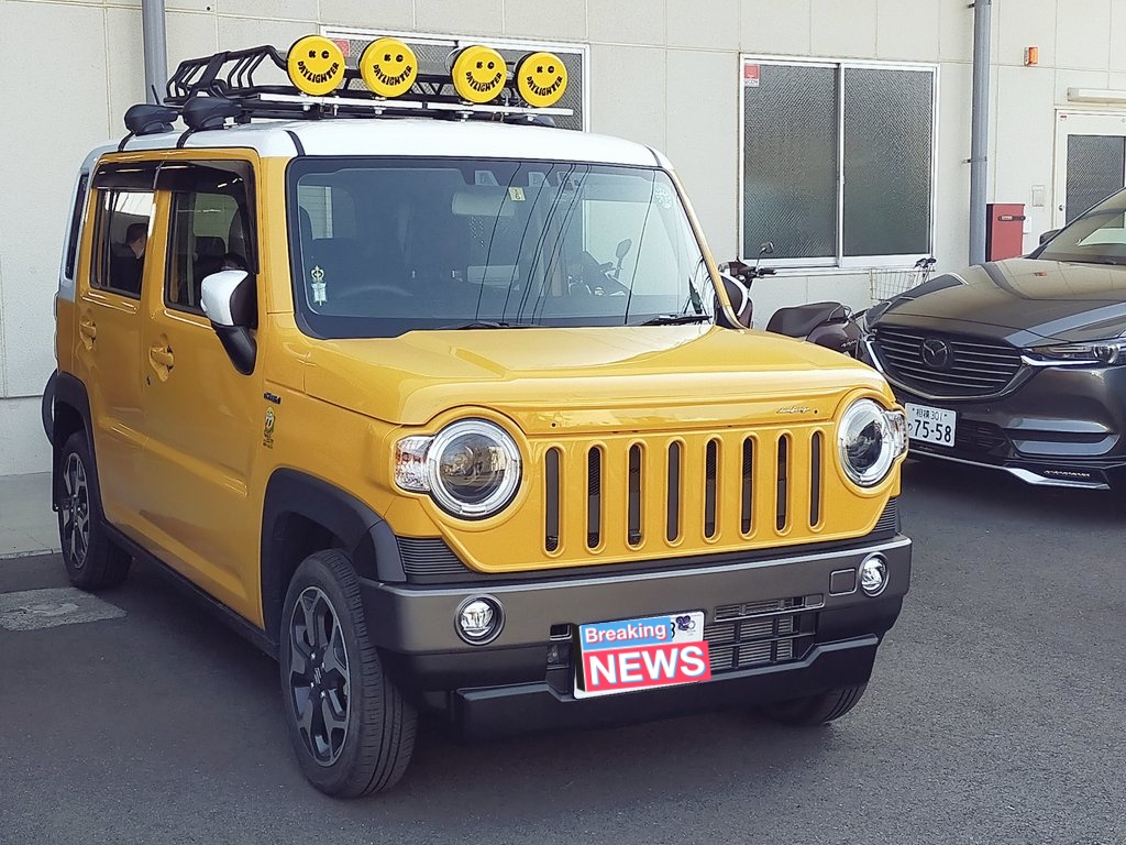 とっきー ジムコザ Damd Inc 昨日はお客様の アクティブイエローのハスラーに カラビナを施工 Fjのポップなワイルドさがありつつも 濃いめの山吹色なので初代ジムニーの ギリシャンオーカーの雰囲気も Ljモチーフのカラビナには ぴったりでした