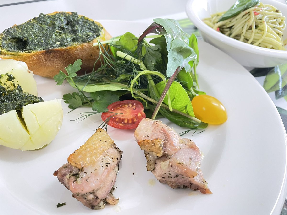 かとえり 未病ライター على تويتر 本日はハーブ尽くしのランチをいただきました バジル たっぷりのお料理です ハーブ料理の不思議は 塩分が一切入っていなくても美味しくいただけること 美味しく減塩したい方は おすすめです ハーブ ハーブ好きとつながり