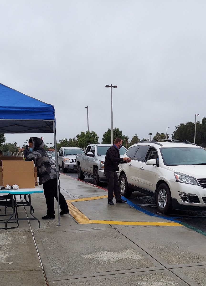 VistaverdeMs's tweet photo. Come rain ☔️ or shine, ☀️ we support you!! 🤗 Way to go, Cougars!! 🐾 Great job with your first semester in remote learning!!💻📲 We are so proud of you!! 🙌💯💙
@valverdeusd
#CougarsOnTASK
#drivethruhonorroll
#vvinthistogether https://t.co/pyEtAgKqHu