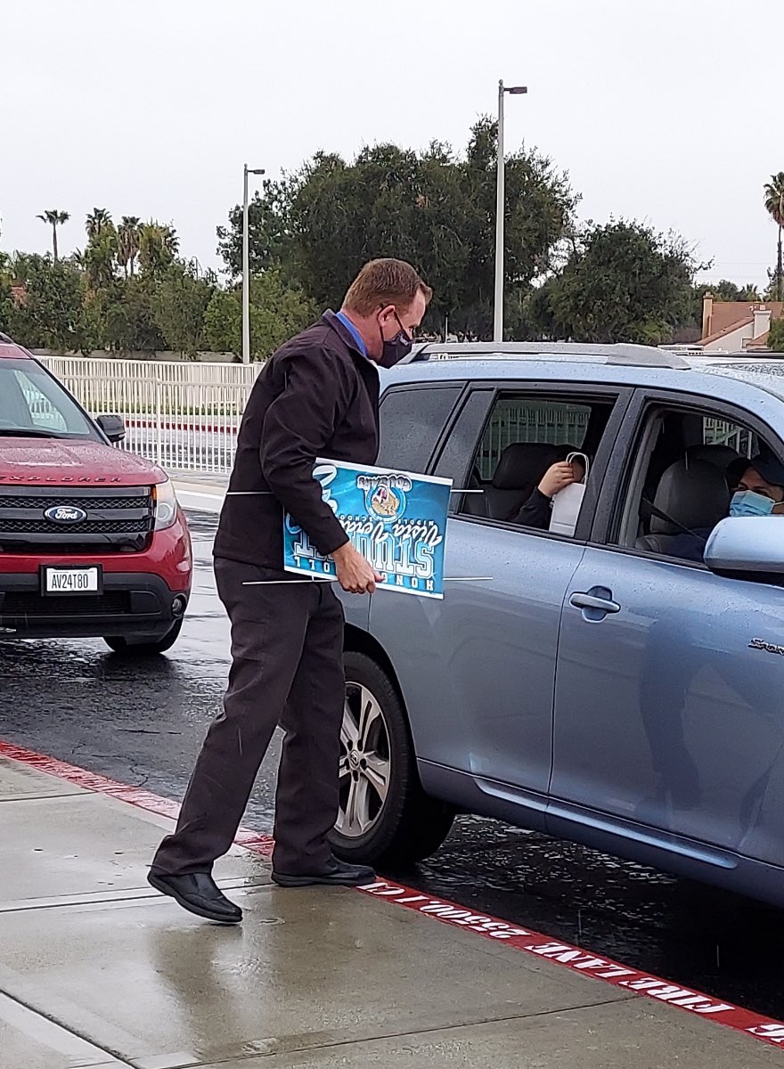 VistaverdeMs's tweet photo. Come rain ☔️ or shine, ☀️ we support you!! 🤗 Way to go, Cougars!! 🐾 Great job with your first semester in remote learning!!💻📲 We are so proud of you!! 🙌💯💙
@valverdeusd
#CougarsOnTASK
#drivethruhonorroll
#vvinthistogether https://t.co/pyEtAgKqHu