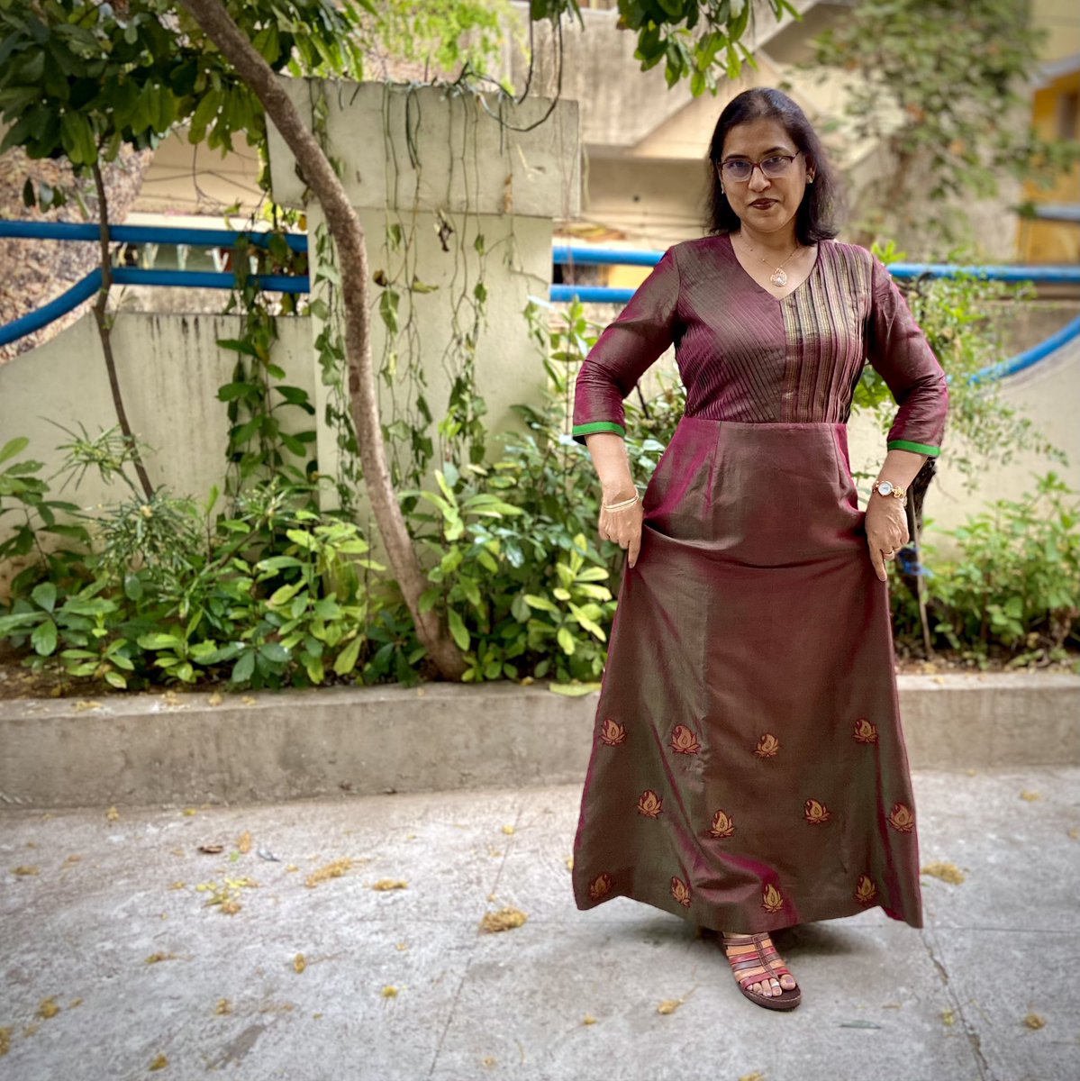 houseofnarissa's tweet photo. Swipe to see details!! 
Kanchipuram Silk Saree Converted to a beautiful evening gown!! ✨✨

DM @house_of_narissa for your sustainable couture needs!! 

Convert beautiful sarees and any garment to something state of the art!! 
Introducing our Sustainable Couture work! https://t.co/yDNNCsqqgW
