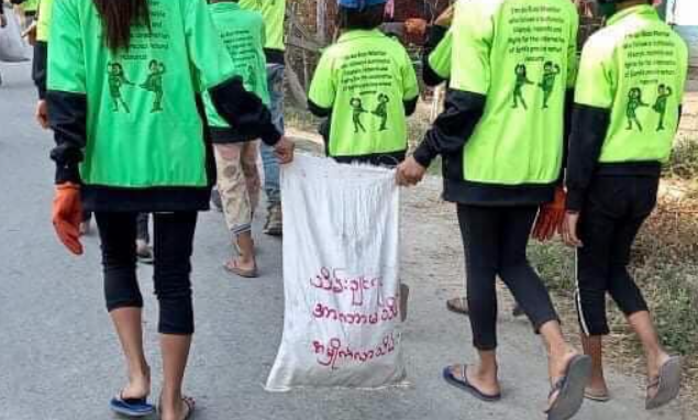 spring21MM's tweet photo. #Nyaung_Shwe youths make a collecting garbage campaign. The garbage bags are labeled as "anti-military" and this refers to the coup as garbage. 
#WhatsHappeninglnMyanmar
#Mar17Coup https://t.co/GcLIRKfDgz