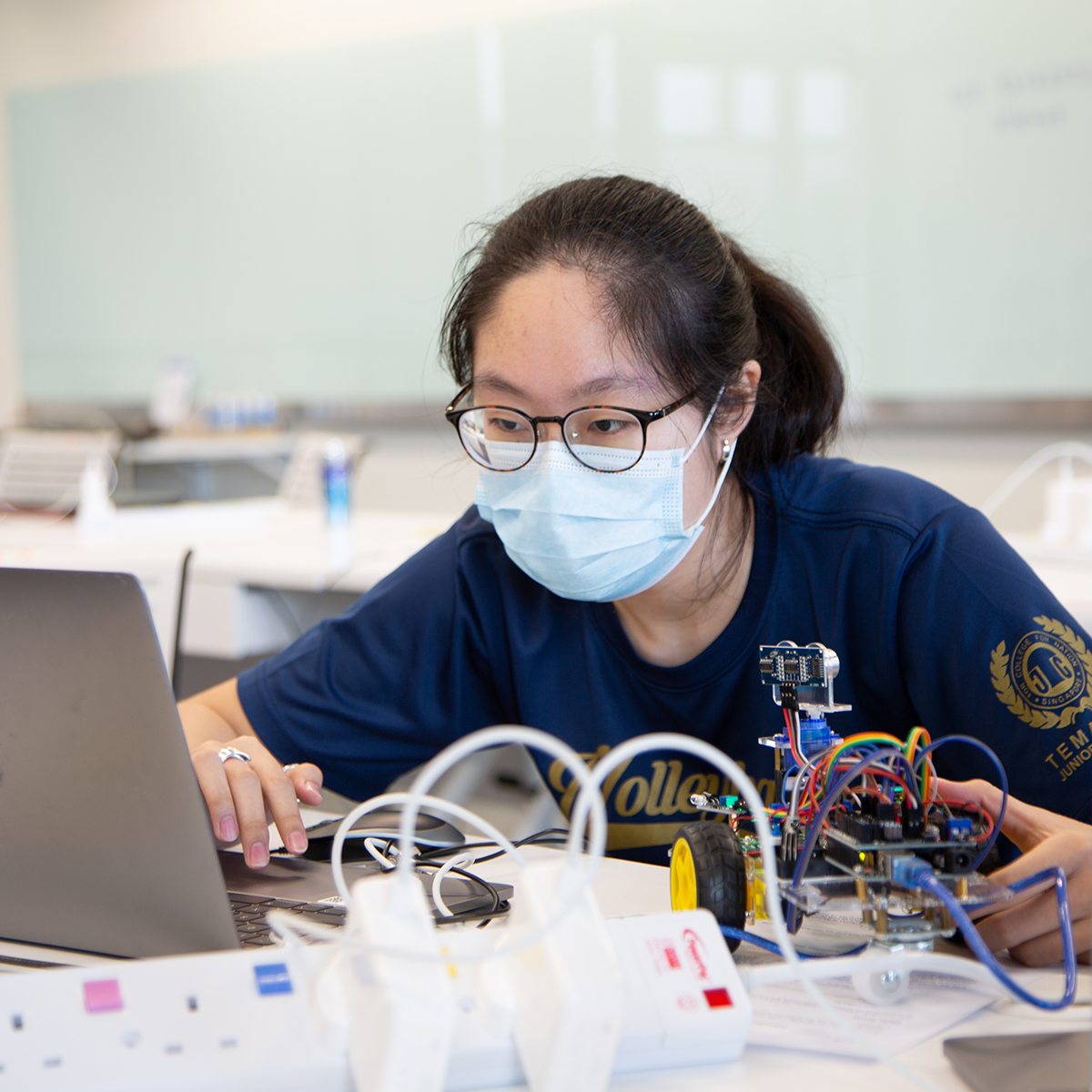 sutdsg's tweet image. Check out our “Programming with Robots: A Hands-on Experience” workshop where we teach pre-university students how to code a simple differential drive #robot via #Arduinos programming. 

This workshop is conducted by Assistant Professor Dr Malika Meghjani (1st picture).