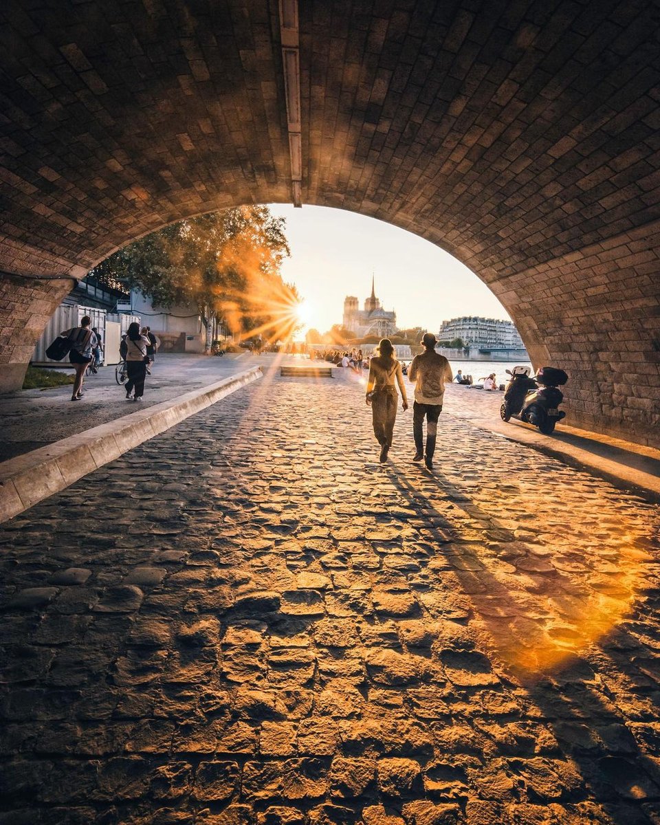 hipparisblog's tweet photo. Waiting for the sun.
📸: @globalworming
#hipparis #seineriver #pariswalks #prettyparis #parisausoleil #maparis #parismaville #parigi #globalworming #notredamelove https://t.co/f8ccEfnKup