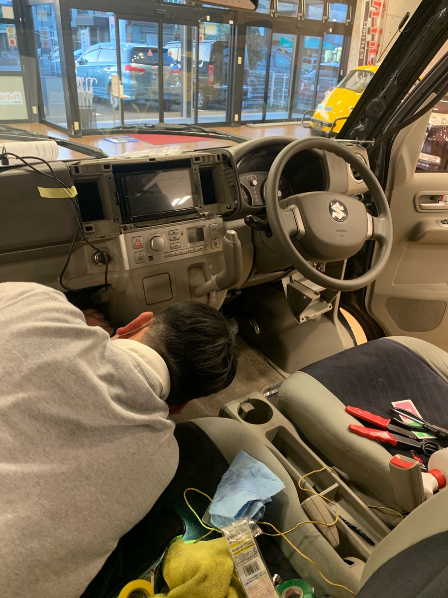 カートルズ相模原店 本日の作業 お客様から ナビを取り換えてほい とご希望を頂き 相模原店スタッフ一肌脱いじゃいます 外して付けて 完成が楽しみ カートルズ 中古車 ナビ取り換え Diy