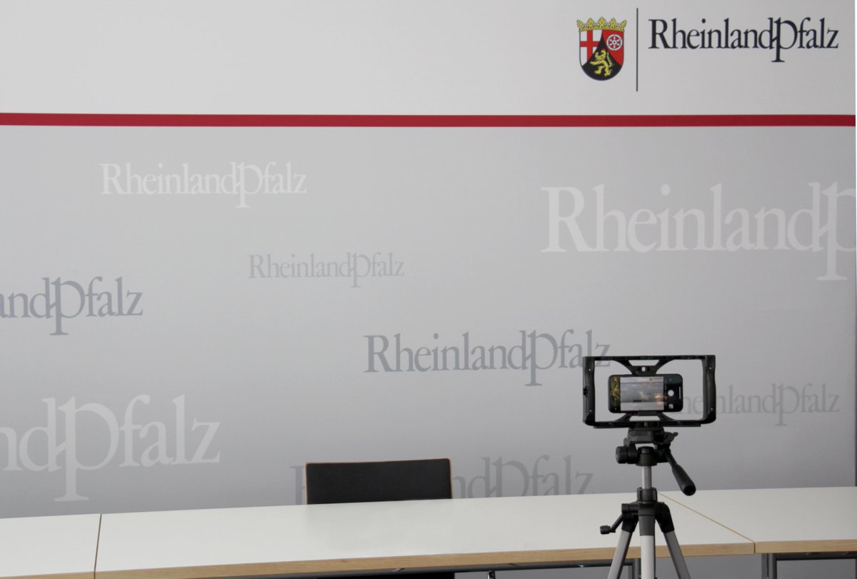 mastd_rlp's tweet photo. #Heute um 13:00 Uhr: #Pressekonferenz mit MIN
@Sabine_Baetzing & #Landesimpfkoordinator STS
@WilhelmMYK über den aktuellen Stand der #Corona-#Schutzimpfungen in #RLP. Livestream unter: https://t.co/vAX5HLof16 https://t.co/qaCEtIbil5