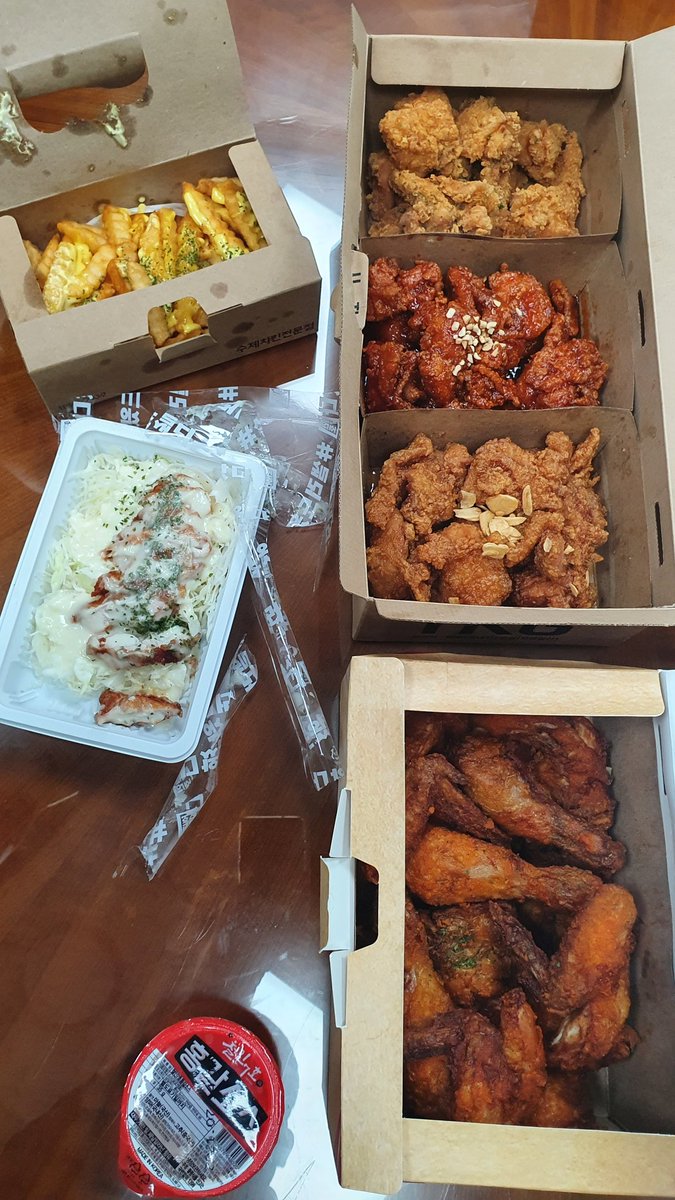 오늘은 야근입니다.
대신에 얼마전에 이낙연대표님 
<a href="/nylee_office/">이낙연과 함께</a> 다녀가신 철인7호 먹고합니다. 
손님이 가득있어서 훈훈했습니다.
맛있습니다. 미담은 둘째치고 맛집입니다.
메뉴는 철인3종, 난리세트

#사진주의 #그림판8급