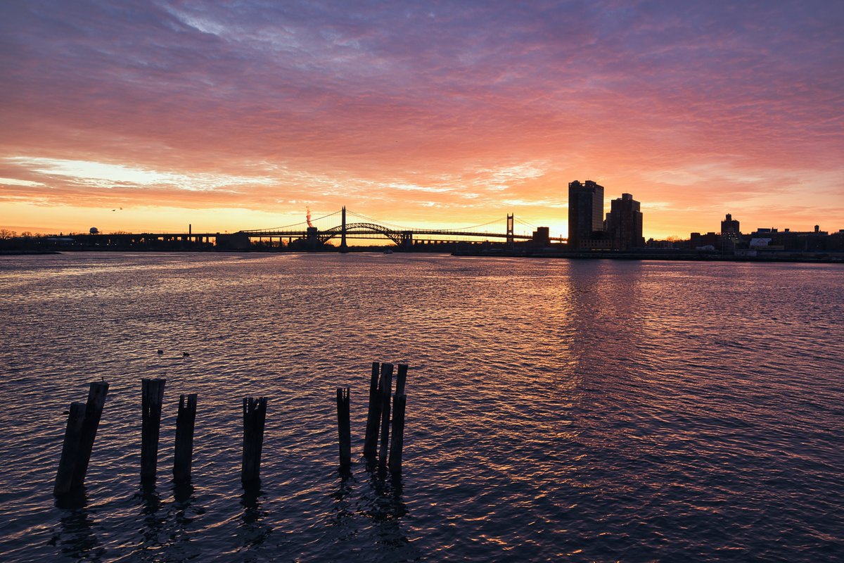 JohnReedPavan's tweet photo. Sunrise yesterday over Hell Gate. From the East River Promenade. Hell Gate Bridge and the RFK/Triborough Bridge span between Randall's Island and Queens are visible.
#sunrise #hellgate #harlemriver #eastriver #randallsisland #queens #triboroughbridge #rfkbridge #hellgatebridge https://t.co/BcEuB25aQE