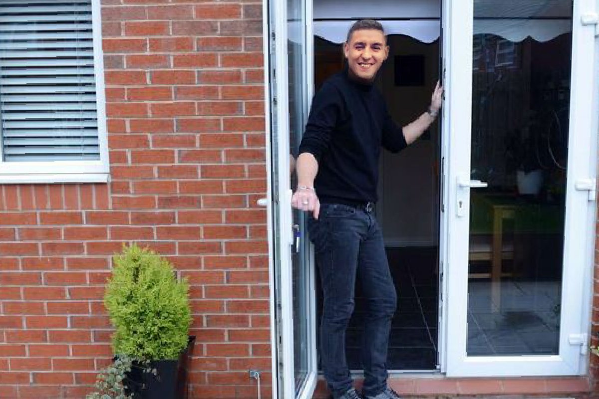 walkerlaaaa's tweet image. Me in a random gaf on the 21st June posing for pictures
