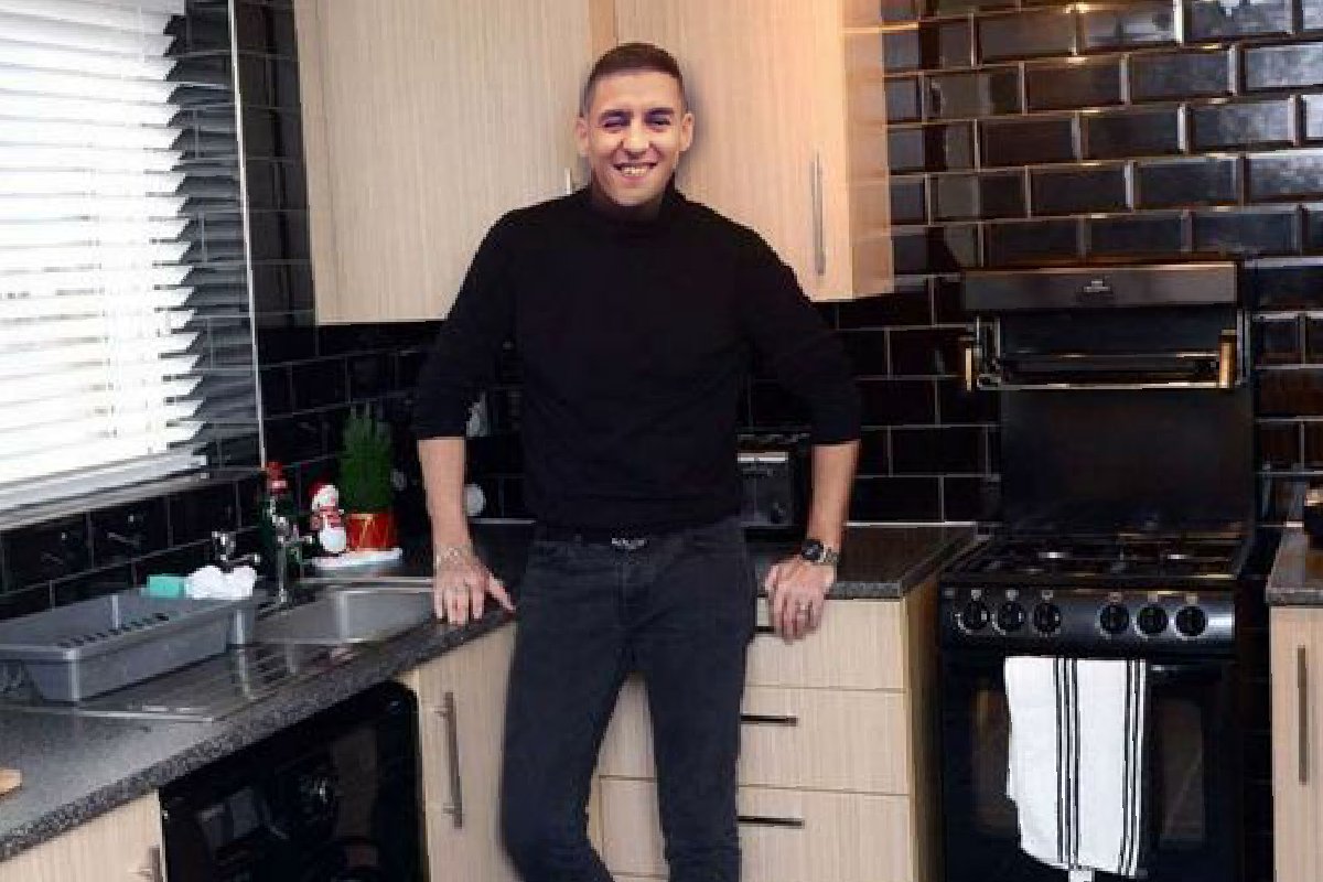 walkerlaaaa's tweet image. Me in a random gaf on the 21st June posing for pictures