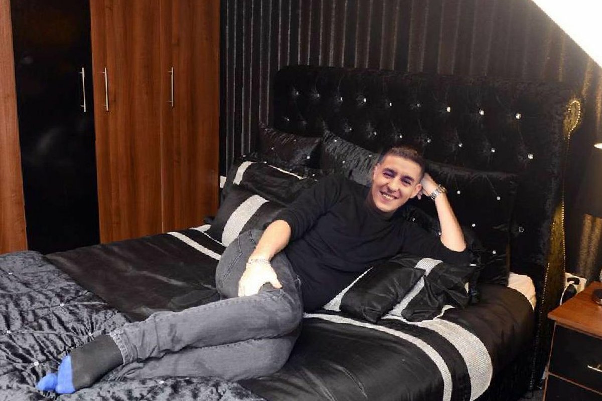 walkerlaaaa's tweet image. Me in a random gaf on the 21st June posing for pictures