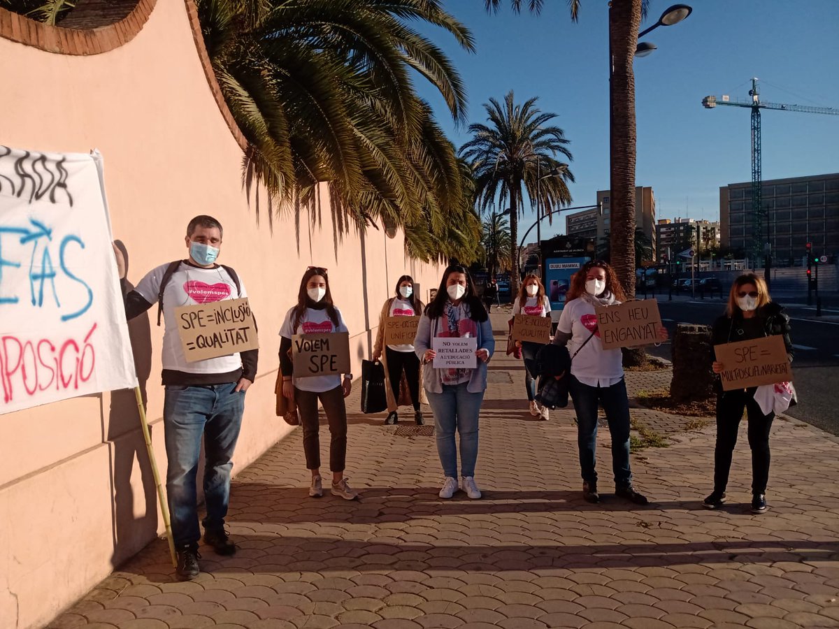 pilar_puig's tweet photo. Los SPEs en la calle, luchando por evitar los recortes en educación inclusiva que conlleva el decretazo de Organización de la Orientación Educativa. #volemspes
Si tú también quieres contribuir apoya con tu firma. Muchas gracias.
https://t.co/GmdL63KAIl https://t.co/tpktg83InJ
