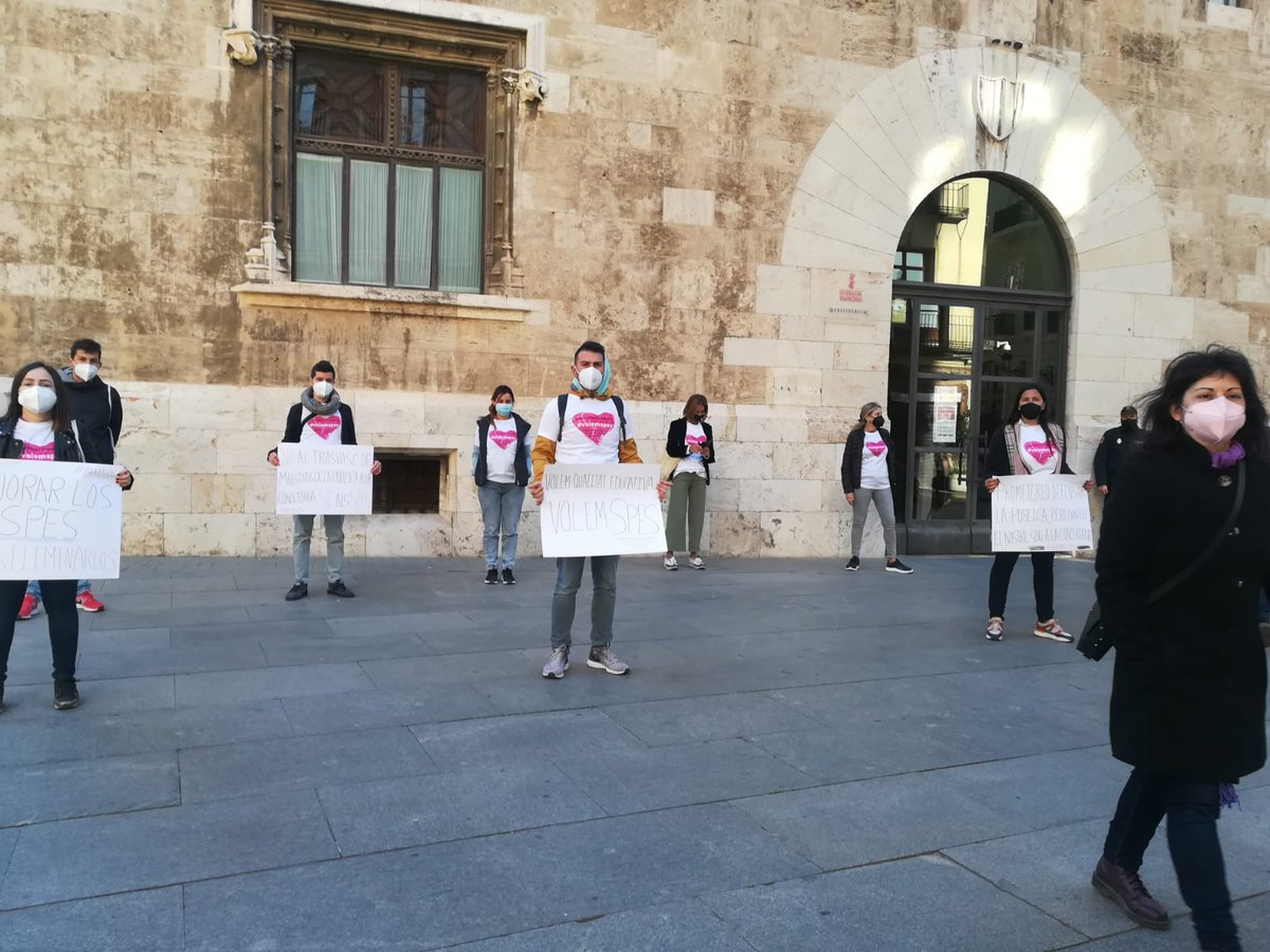 pilar_puig's tweet photo. Los SPEs en la calle, luchando por evitar los recortes en educación inclusiva que conlleva el decretazo de Organización de la Orientación Educativa. #volemspes
Si tú también quieres contribuir apoya con tu firma. Muchas gracias.
https://t.co/GmdL63KAIl https://t.co/tpktg83InJ