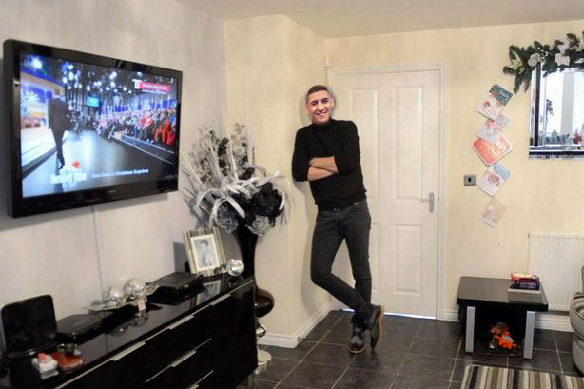 walkerlaaaa's tweet image. Me in a random gaf on the 21st June posing for pictures