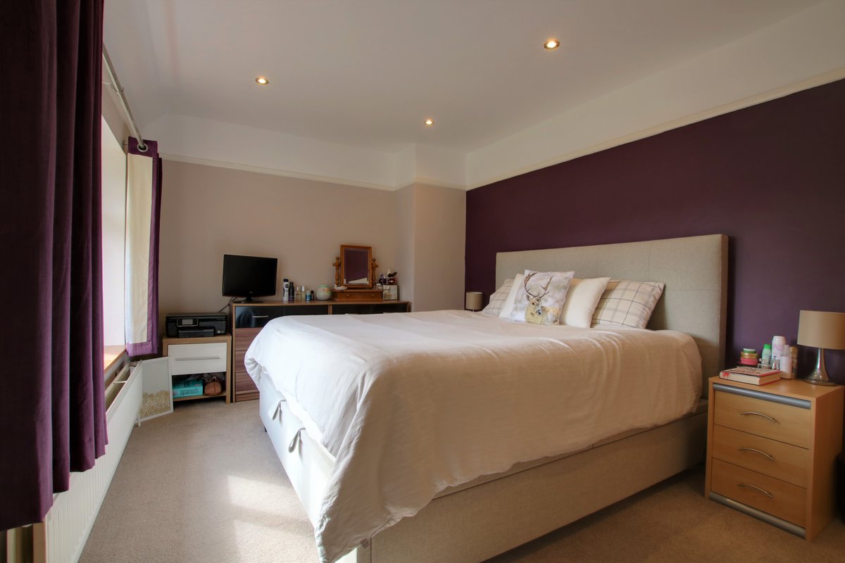 ReadingProperty's tweet image. #ForSale we present this wonderful 2 bedroom semi-detached home on Halls Road, Tilehurst. Situated within easy reach of the village centre, this property benefits from 22ft sitting/dining room, as well a driveway and front garden with parking for multiple cars. OIEO £355,000.