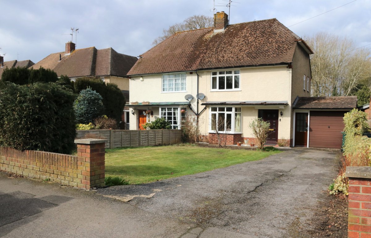 ReadingProperty's tweet image. #ForSale we present this wonderful 2 bedroom semi-detached home on Halls Road, Tilehurst. Situated within easy reach of the village centre, this property benefits from 22ft sitting/dining room, as well a driveway and front garden with parking for multiple cars. OIEO £355,000.