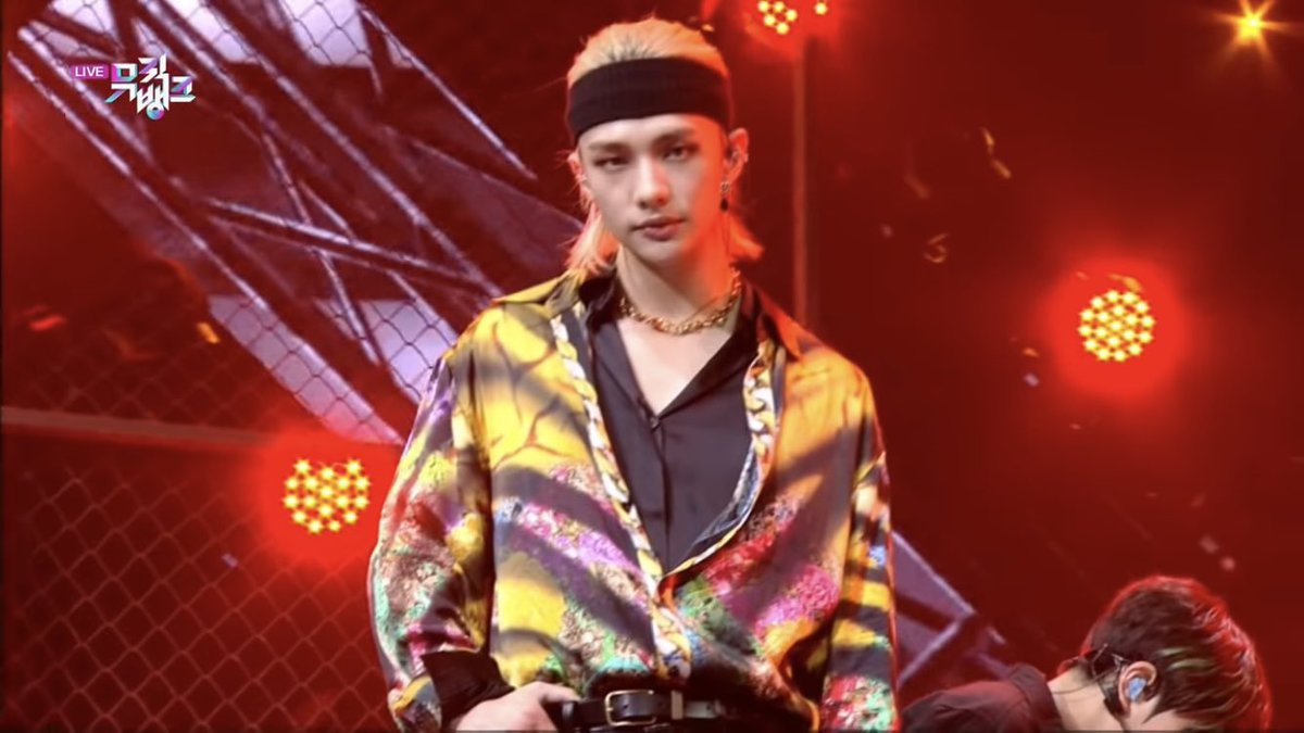 す キッズが出た音楽番組の日付と楽曲を記録する時 区別するために衣装の特徴を書いてるのですが 1127のmusic Bankで All In 披露した時のやつは ヒョが黒ヘアバンド 派手シャツ 全体的にチンピラ って書かれてて笑った T Co Xssk6col1u