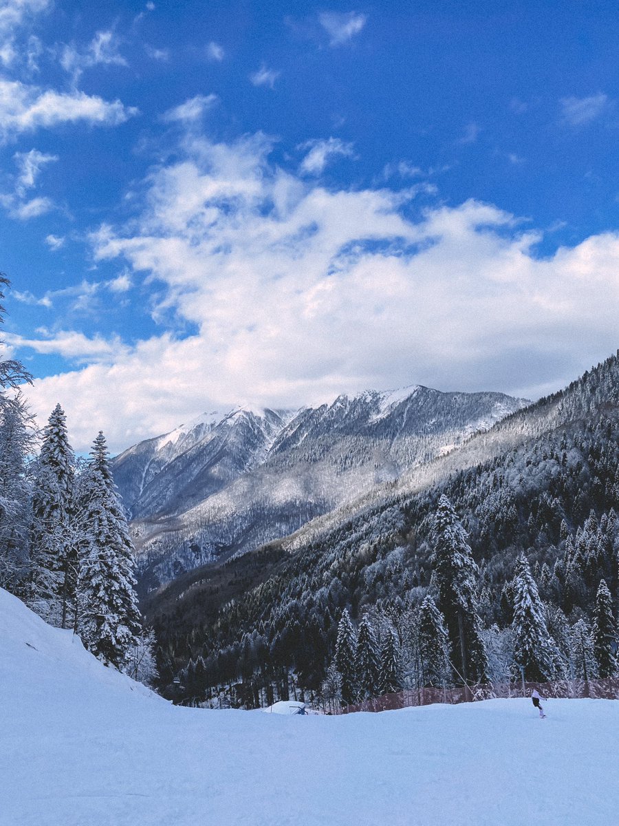 midsochi's tweet image. Благодаря устойчивому снежному покрову на трассах курортов Красной Поляны горнолыжный сезон в Сочи продолжается❄️☃️