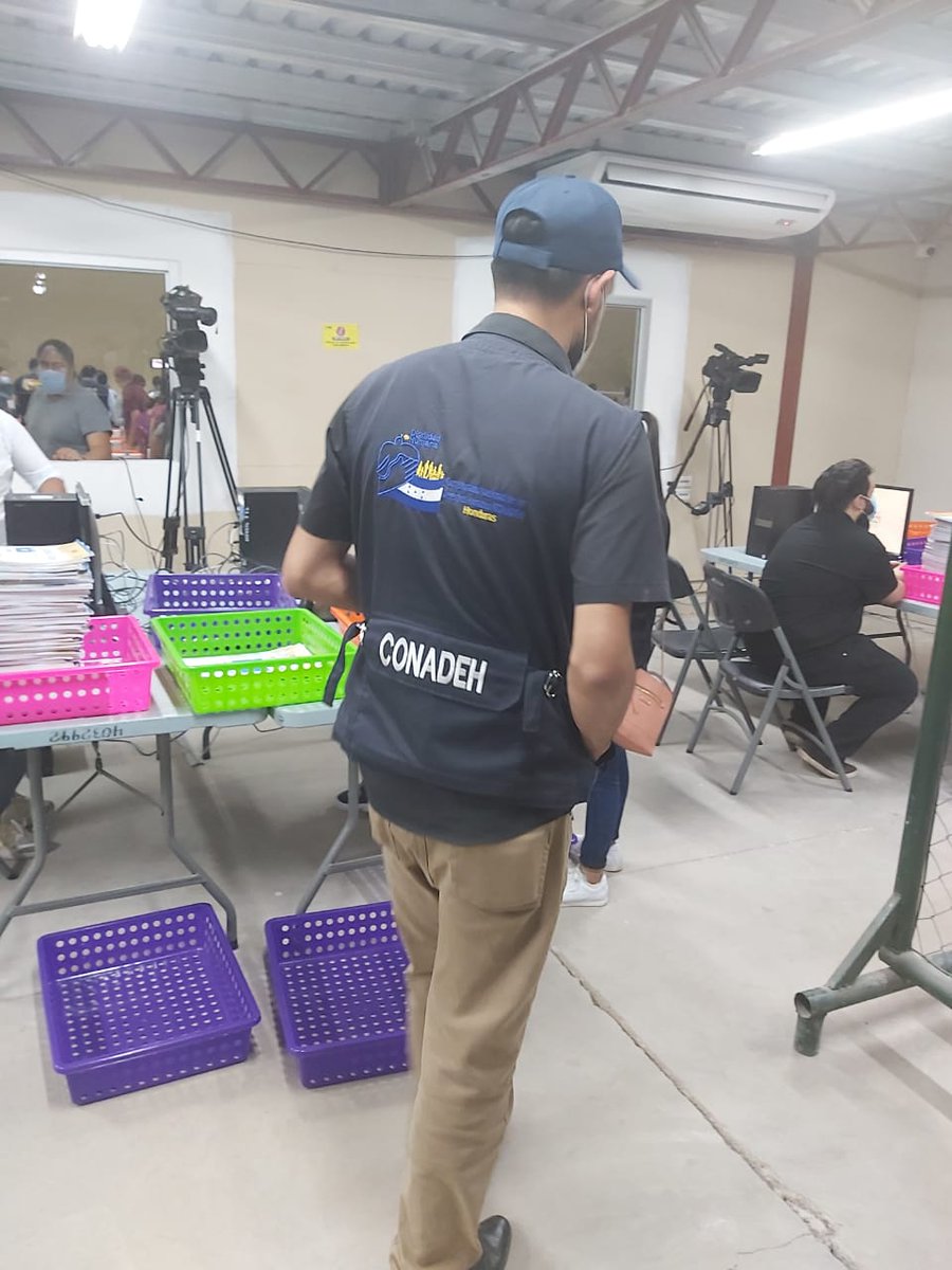 CONADEH's tweet photo. Asegurando la transparencia en el proceso electoral🗳

En las bodegas del @CneHonduras, ubicadas en el @infopoficial, equipo del #CONADEH participa como observador en el proceso de escrutinio de los votos. https://t.co/0TzcJ3gYFt