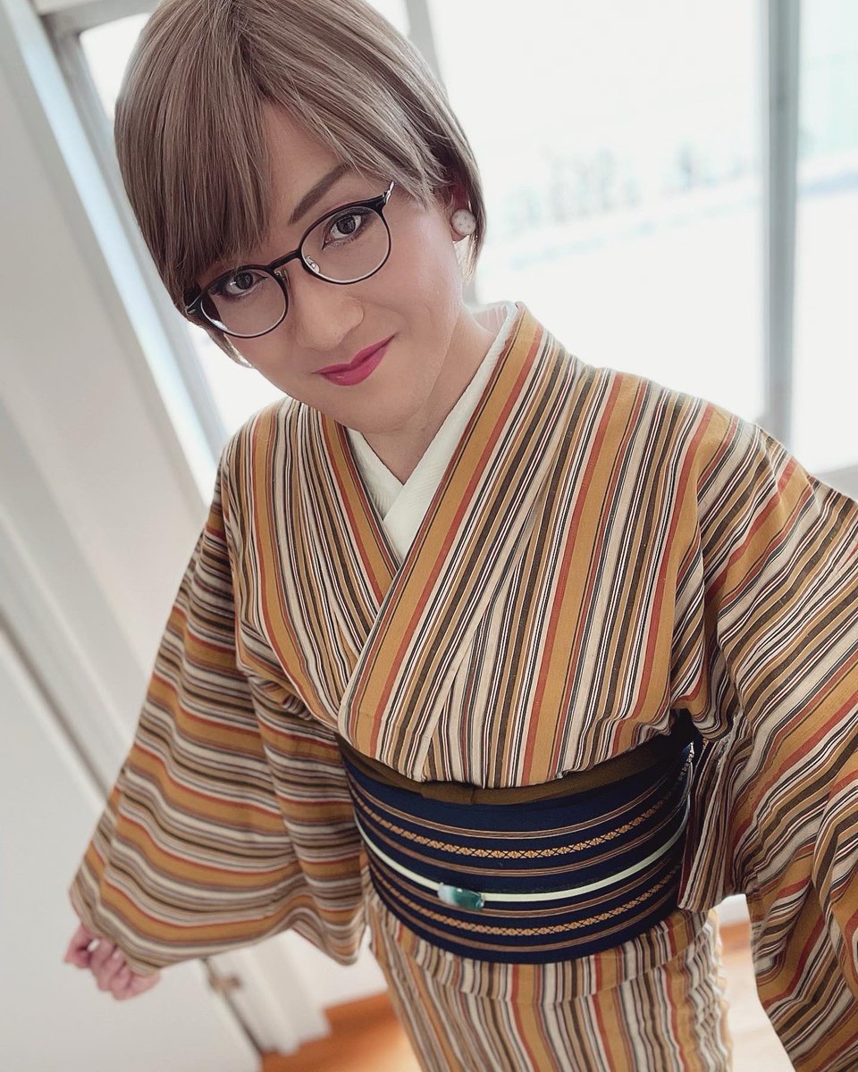 花輪直弥 On Twitter 今日は木綿の着物です Butterfly Pea Teaで染めたミントグリーンの半衿 そして紺の博多帯 アッシュの髪色が独特の雰囲気出してるね 今日のリモートレッスンは立て矢結びのアレンジ とにかくバランスが難しい Butterflypea 博多帯