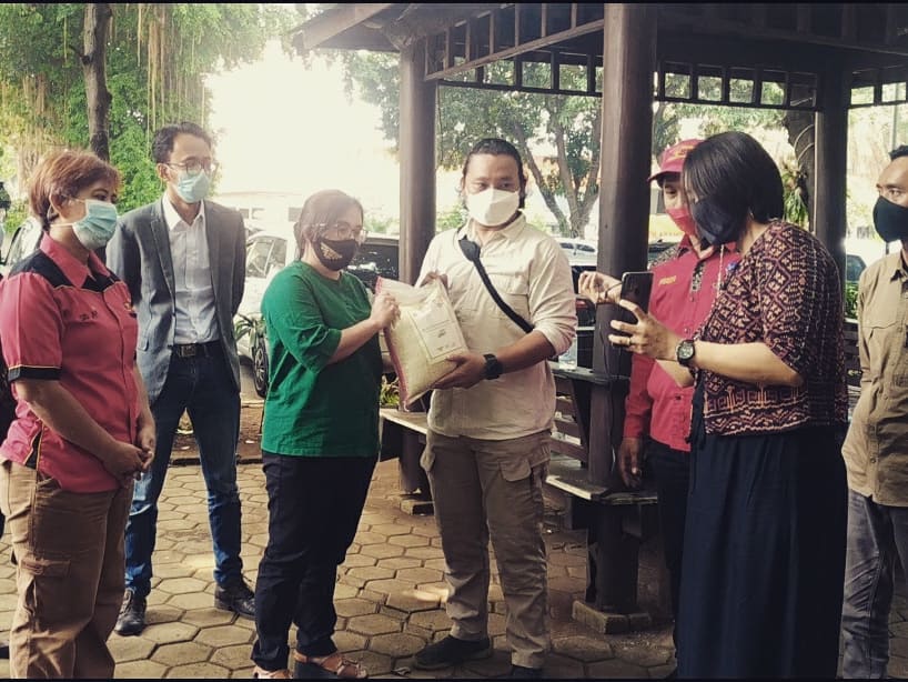 SeknasKPA's tweet photo. KPA bersama AMAN bersolidaritas dalam rangka memperingati Hari Kebangkitan Masyarakat Adat Nusantara dan 22 Tahun @RumahAMAN dengan bersolidaritas pangan kepada kawan-kawan buruh @KasbiIndo dan @persatuanburuh yang terdampak krisis akibat pandemi Covid-19.
#GESLA #22TahunAMAN https://t.co/tKMfKmVe99