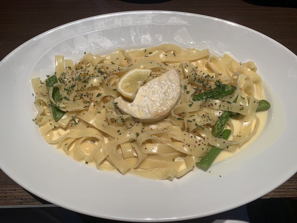 今日何食べた 武蔵小金井駅 鎌倉パスタさんの カマンベールとグリーンアスパラのレモンクリームパスタ フィットチーネで頂きました 生パスタのもちもちした食感とクリームソースの濃厚さが良い感じ 後味はレモンのお陰でサッパリしており 大盛り