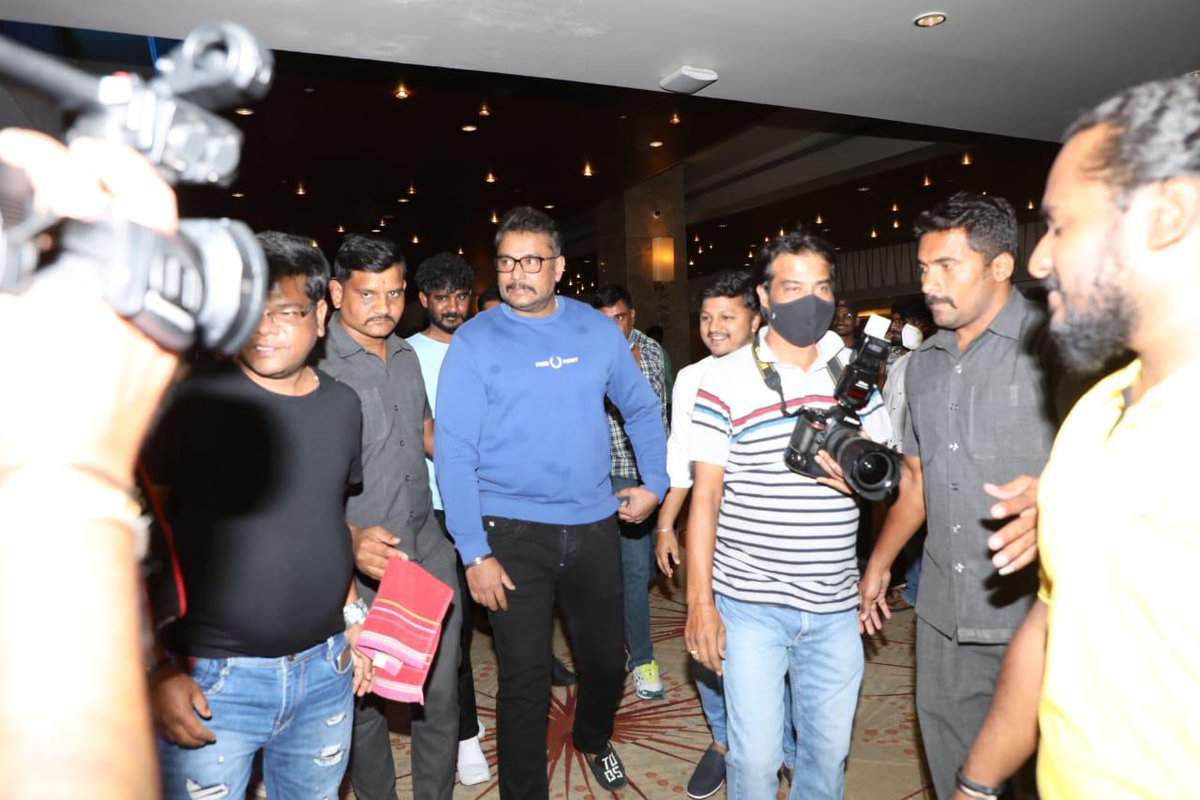 Dcompany171's tweet photo. #Roberrt Success Meet Snaps @dasadarshan @umap30071 @UmapathyFilms @TharunSudhir @StarAshaBhat @aanandaaudio https://t.co/1sMrPyi8gF