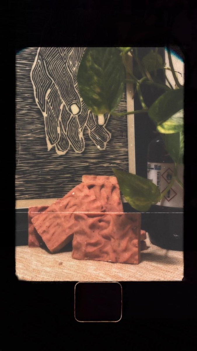 BathingE's tweet photo. • B A R F I •
Eucalyptus peppermint &amp; orange with apricot scrub
.
.
.
#aromatherapy #aromamagic #aromaticsoap #feelfresh #digitalmediagr #aromacandle #bathingessentials #soaps https://t.co/xMSDiLhOG0