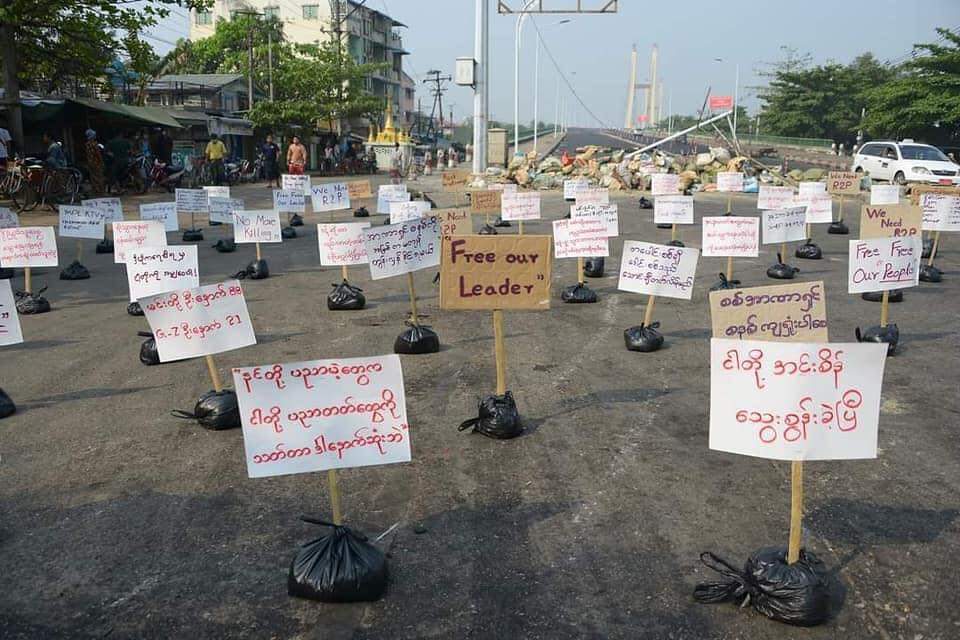 DandanieMyanmar's tweet photo. No-human Strike at AungZayYa Bridge in Insein Tsp, Yangon today.

We will fight to get back our Democracy in various way.
We never give up! 

RESTORE MOBILE DATA

#WhatsHappeningInMyanmar
#Mar17Coup https://t.co/P2WJYc72cJ