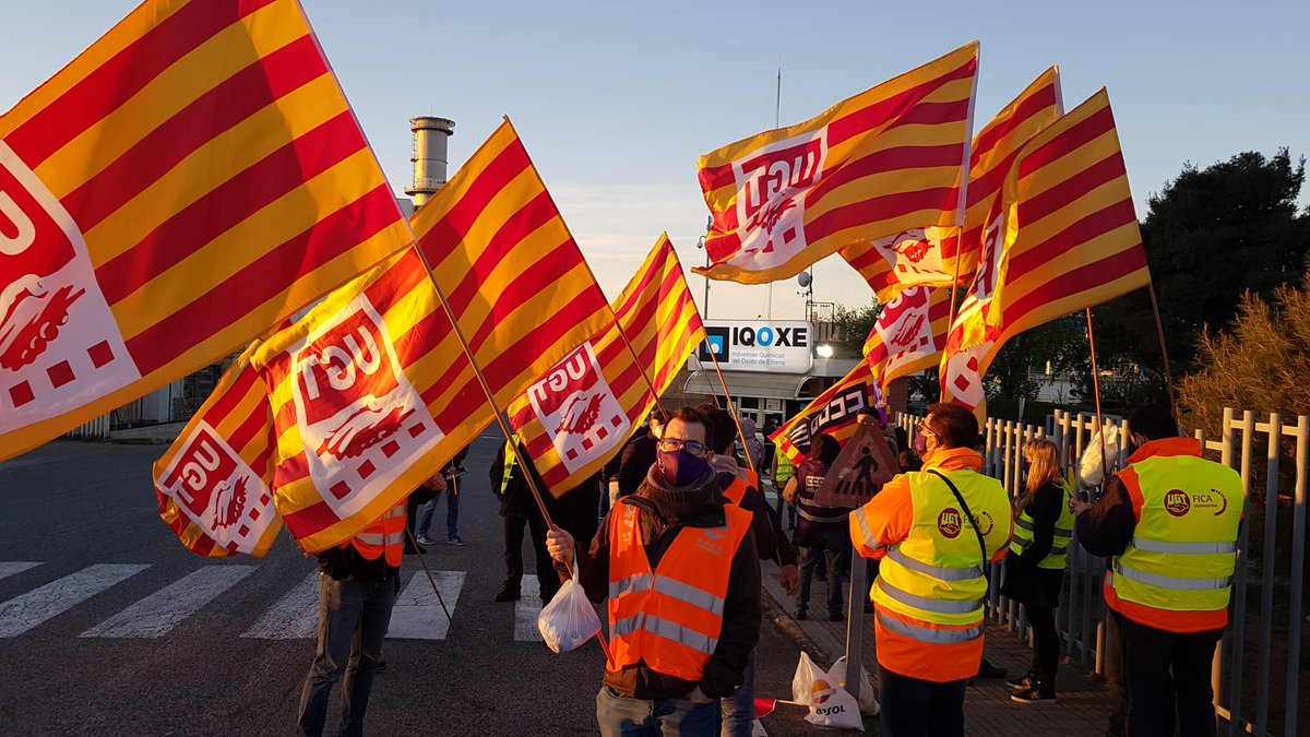 ugtficat's tweet photo. Movilizaciones en #IQOXE por un convenio digno. Una empresa que ha conseguido 80 millones € entre 2014-2019 y ha sabido recomponerse tras grave explosión sufrida en enero 2020 gracias al esfuerzo de sus trabajadores y trabajadoras. @ugtcatalunya @UGT_FICA @UGTTarragona https://t.co/e1j9g2IDNo