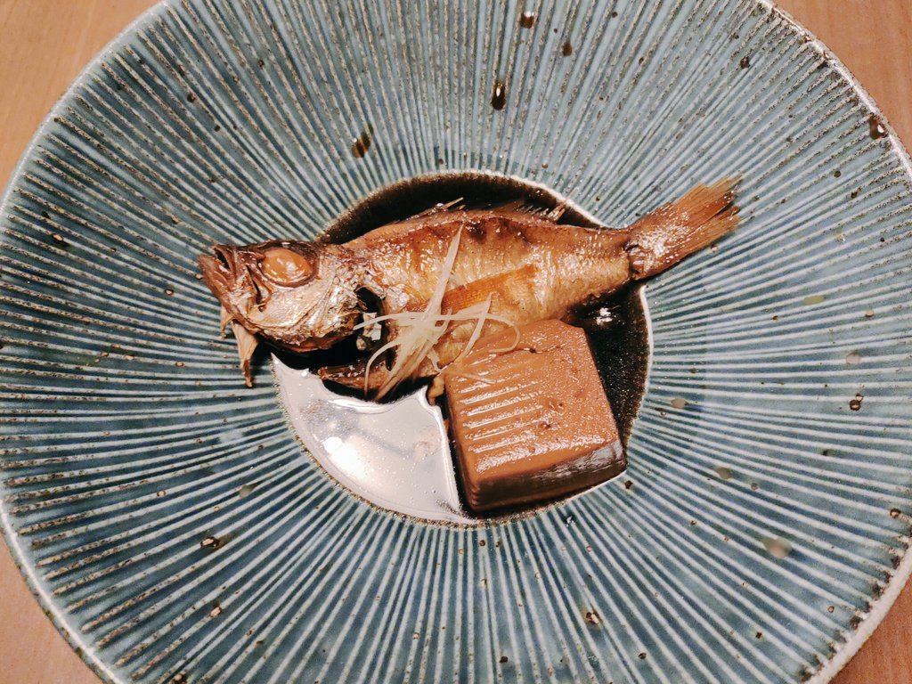 あまりにも似すぎている 魚のフライを朝食に出したら娘が 金魚の数が減ってないか と水槽の中の金魚を数えていた Togetter