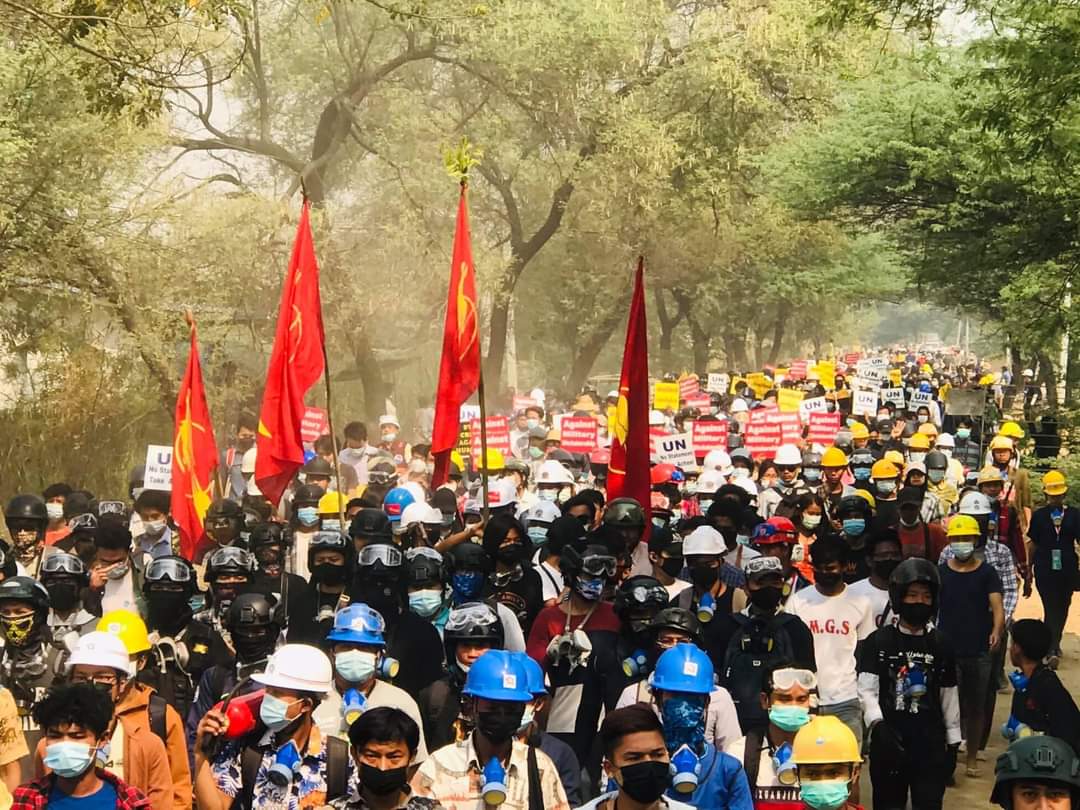 Byun_Sori6104's tweet photo. Protesting with a huge crowd against the Evil Min Aung Hlaing's SAC happened in Monywa!!!

RESTORE MOBILE DATA

#WhatsHappeningInMyanmar
#Mar17Coup https://t.co/ODRBiizcEA