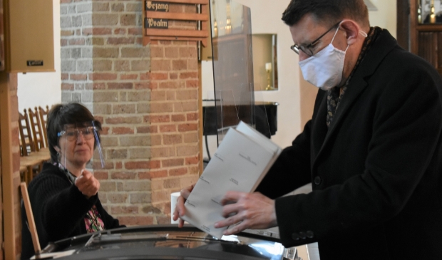 Stembureaus in Westland geopend; burgemeester Arends stemt in Oude Kerk -  groot-westland.nl/nieuws/algemee…