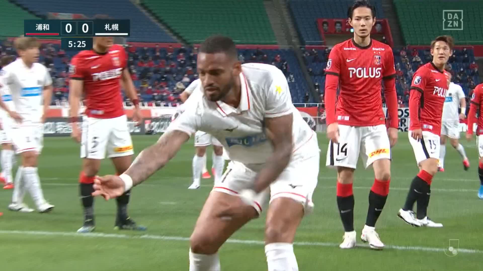 Goal Japan 何かを救出した ピッチから何かをすくい上げて外へ逃した 札幌の アンデルソン ロペス その様子を見ていた浦和の 小泉佳穂 も いいね の反応 Goalj1リーグ 明治安田j1 第5節 浦和レッズ 北海道コンサドーレ札幌