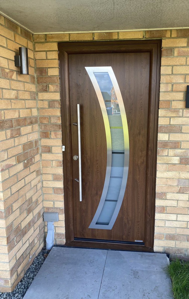 WindowanddoorNE's tweet photo. Before and after of one of the stunning @hormann_uk Thermo65 entrance doors fitted today for a very happy customer. #hormannentrancedoors #hormann #entrancedoors #doorfittersnortheast #doors #doorcentrenortheast https://t.co/XeDQq9ejqa
