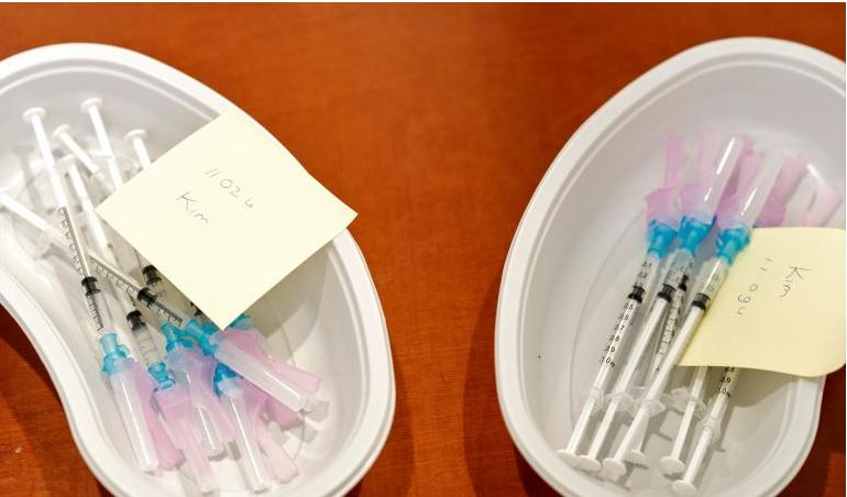 Patiënten van wie het afweersysteem niet goed werkt en mensen met een neurologische aandoening ontvangen vanaf deze week een #vaccinatie-uitnodiging (#Moderna). Zij hebben een extra groot risico om ernstig ziek te worden of te overlijden door COVID-19. 👉bit.ly/3qUUUp9