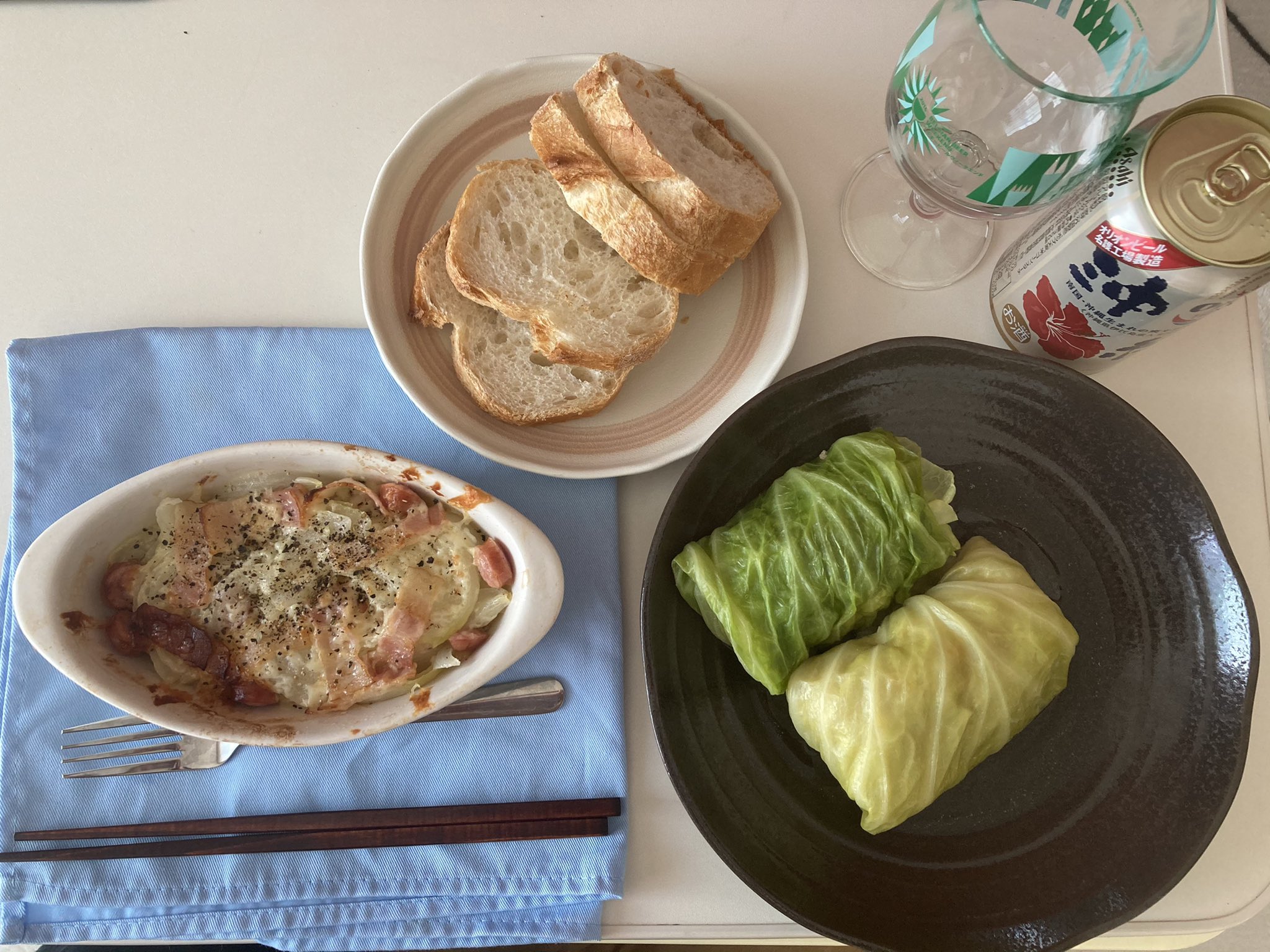 テキトー人間のズボラ飯 新玉ベーコンのとろとろチーズ焼き ロールキャベツ バケット 今日もリナさんレシピ オンライン飲み会 はこの料理で参戦しました おうちごはん おうちご飯 おうちカフェ おしゃれランチ ランチ 昼ごはん 昼ご飯