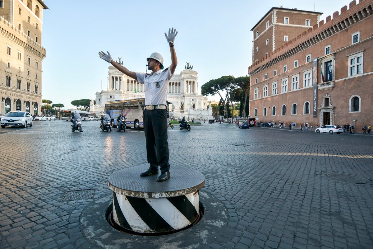wantedinrome's tweet photo. Romans welcome back 'er pizzardone' conducting traffic from a podium in the central Piazza Venezia, an iconic symbol of #Rome immortalised by the great Alberto Sordi. 📸 Corriere della Sera. https://t.co/vVdm9GG1h9 https://t.co/cAXJjoQ5Oc
