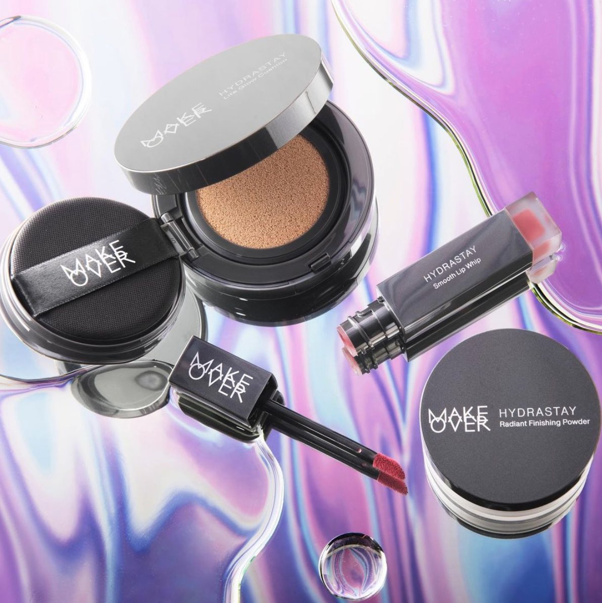 makeoverid's tweet image. The whole family is here! Ini dia keluarga Hydrastay yang jadi kebanggaan kita semuaa❤️

Yang belum kenalan, perkenalkan ini dia: 
🌊 Hydrastay Cushion
✨ Hydrastay Radiant Powder
💋 Hydrastay Lip Whip

Apasih produk Hydrastay holy grail-mu?👀