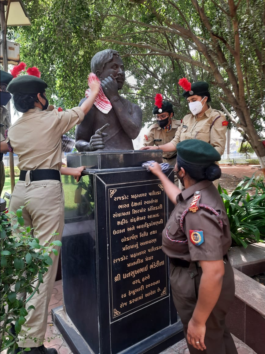 DharmiVaishnani's tweet photo. #NCCforStatues #Gujdte #Rajkotgp #2Gujgirlsbn #NationalCadetCorps
#cleaningstatues https://t.co/FEzJDYydvp