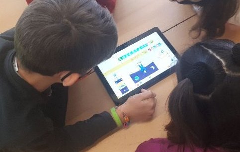 EscolaElsPins's tweet image. Les nenes i els nens de #2PRI comencen a programar amb @ScratchJr Ha estat fantàstic veure com donaven vida a les seves idees.
#IntegremLesTac #programacio